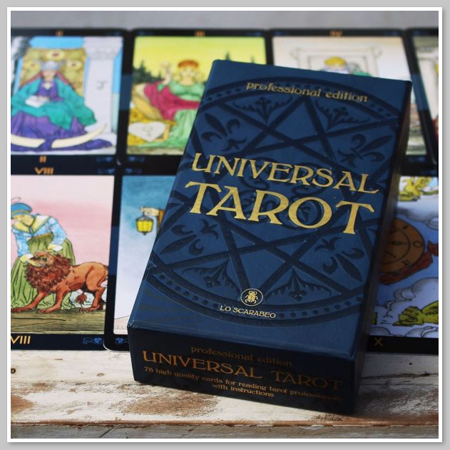 Bộ Universal Tarot được nhiều người yêu thích 