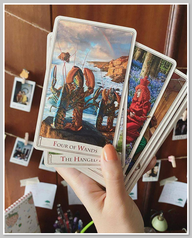 Bói bài Tarot là một hình thức dự đoán và tư vấn dựa trên bộ bài gồm 78 lá bài khác nhau