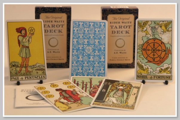 Một bộ bài Tarot hoàn chỉnh gồm 78 lá bài 