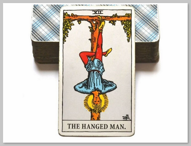 Ý nghĩa lá The Hanged Man có thể thay đổi khi kết hợp với những lá bài khác 